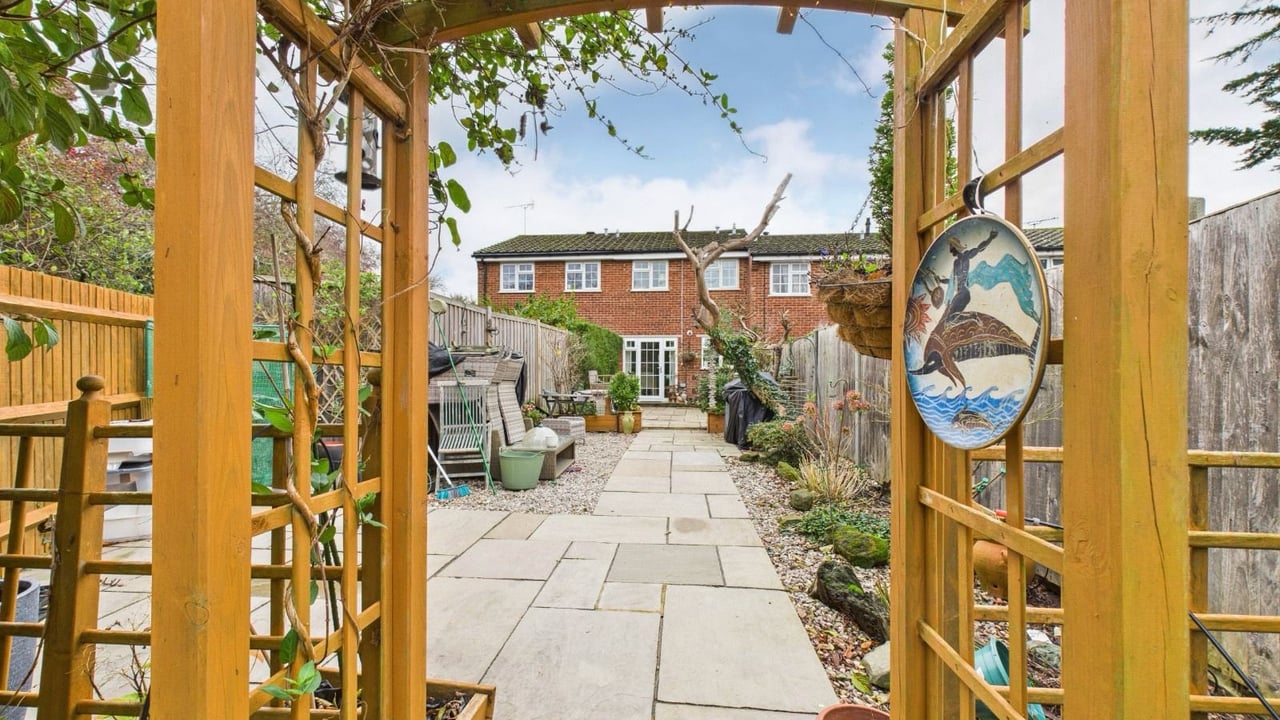 Picture No. 09 - Field End, Surrey