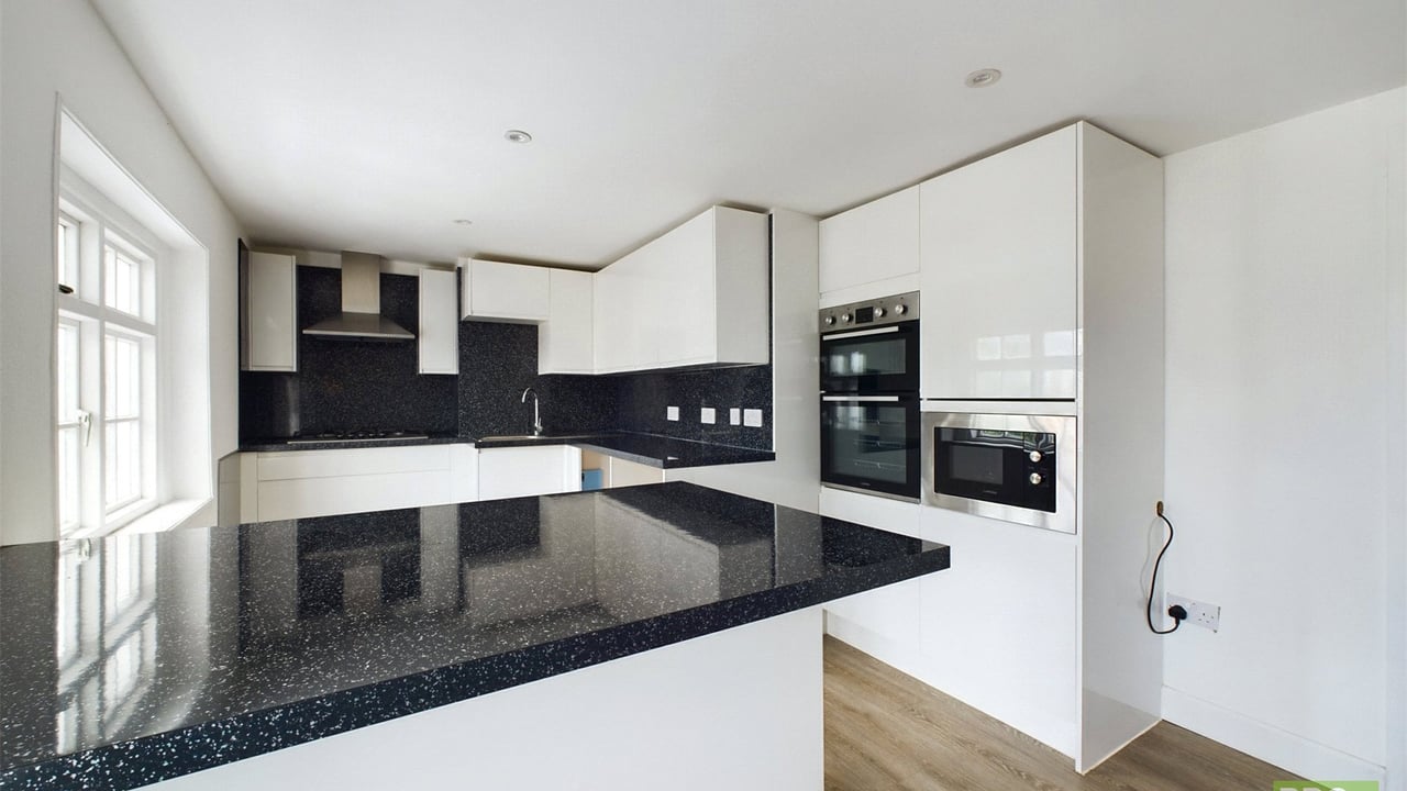 Picture No. 02 - Russell Street, Reading