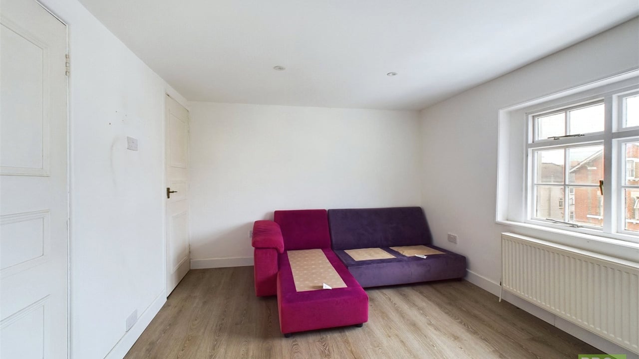 Picture No. 04 - Russell Street, Reading