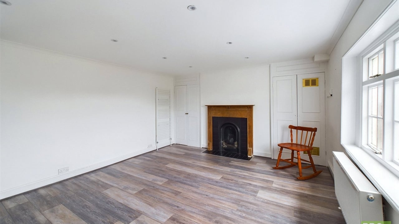 Picture No. 06 - Russell Street, Reading