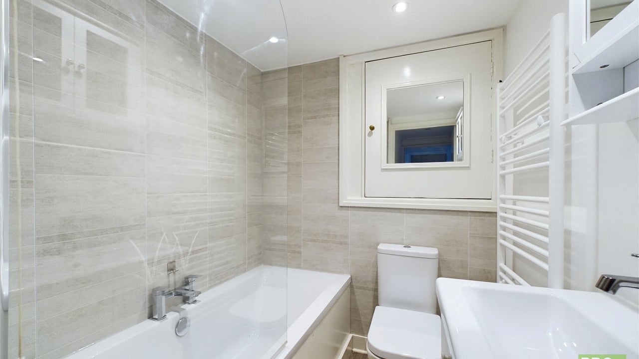 Picture No. 07 - Russell Street, Reading