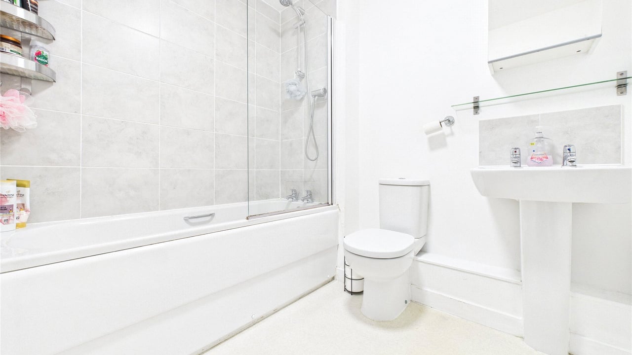 Picture No. 07 - Henlow Place, Farnborough