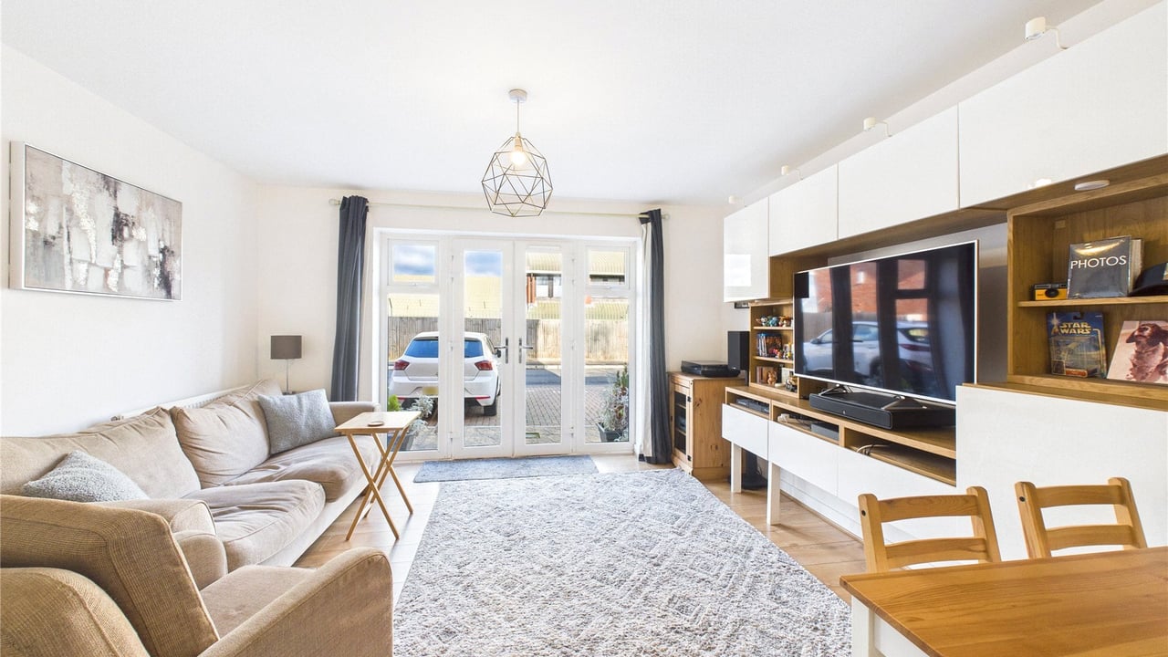 Picture No. 08 - Henlow Place, Farnborough