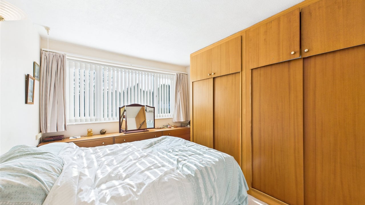 Picture No. 06 - Barnes Close, Farnborough