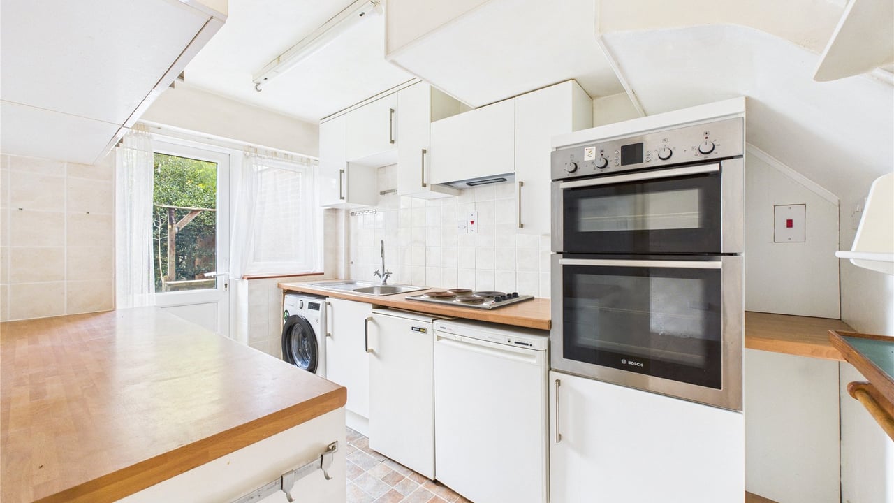 Picture No. 12 - Barnes Close, Farnborough