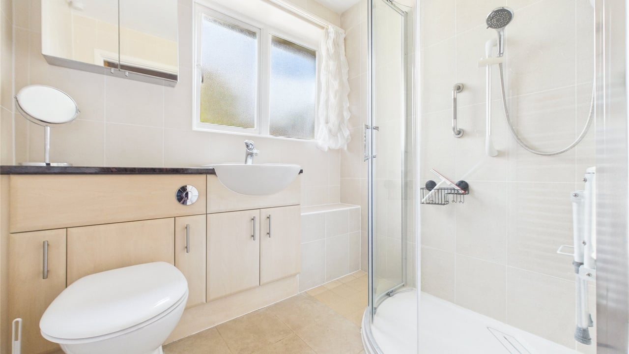 Picture No. 15 - Barnes Close, Farnborough