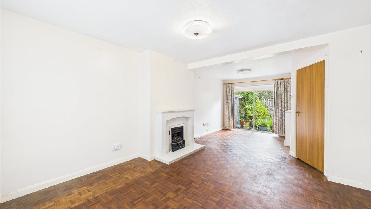 Picture No. 18 - Barnes Close, Farnborough