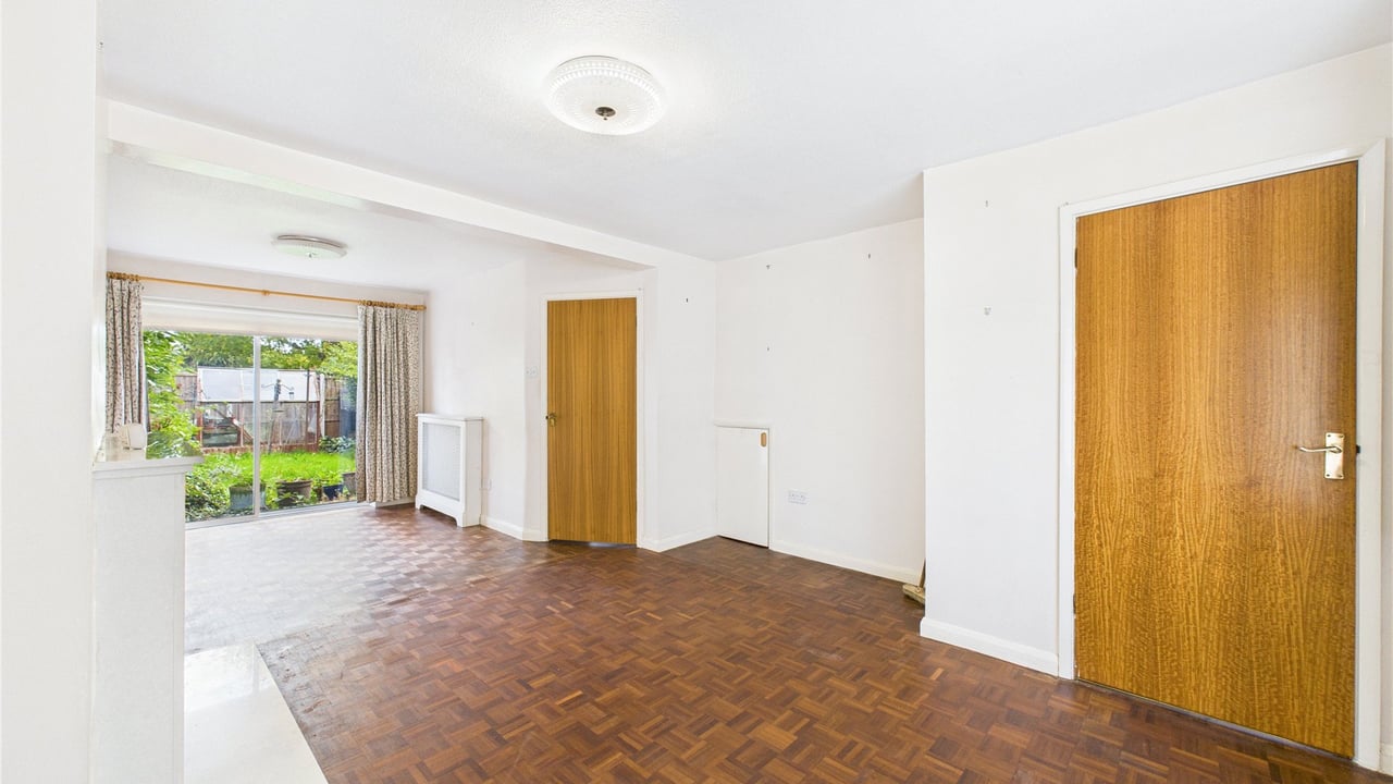 Picture No. 19 - Barnes Close, Farnborough