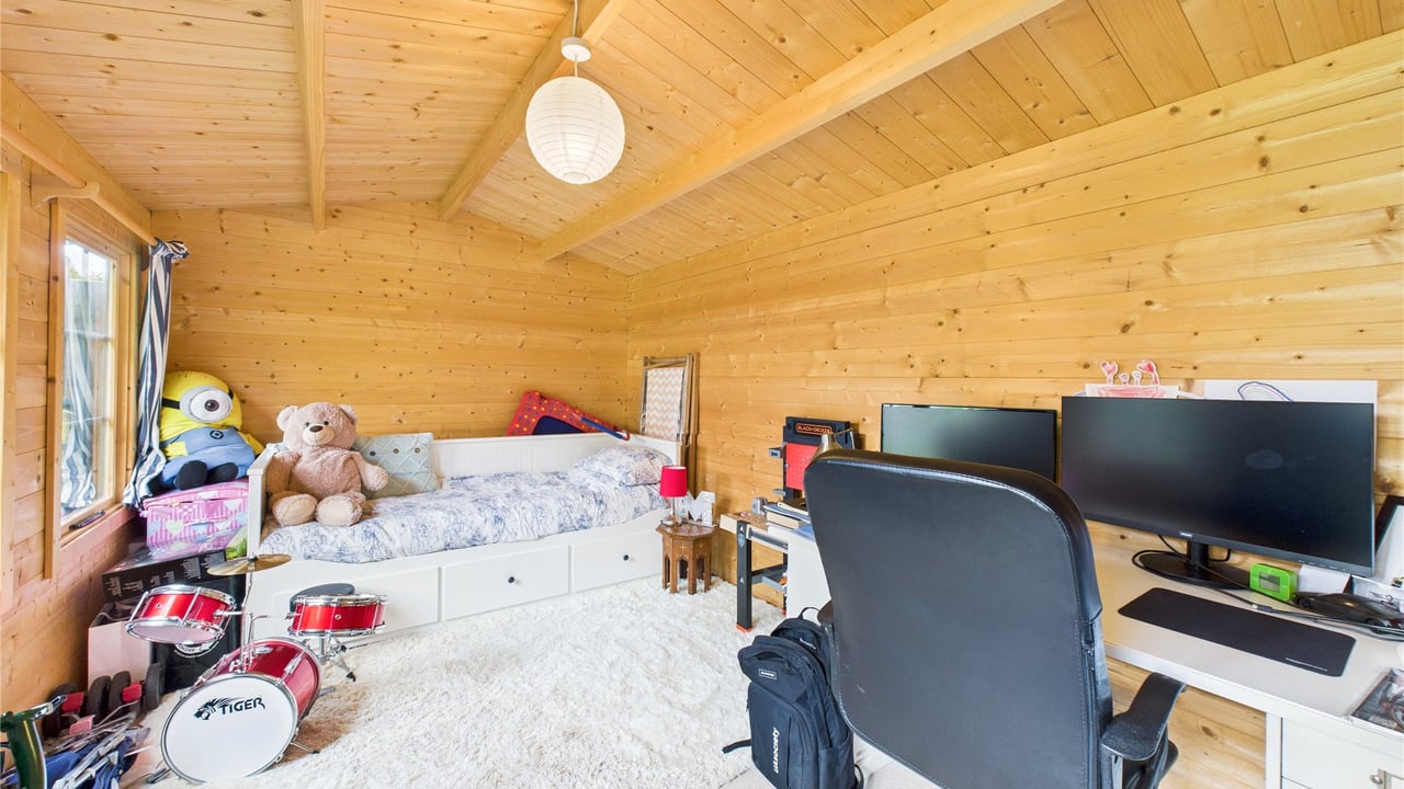 Picture No. 09 - Mendip Road, Farnborough