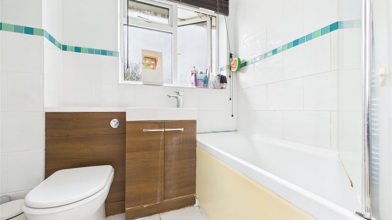 Picture No. 13 - Mendip Road, Farnborough