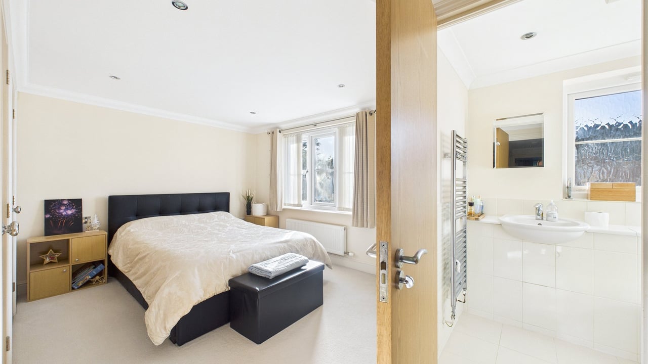 Picture No. 01 - Reading Road, Wokingham