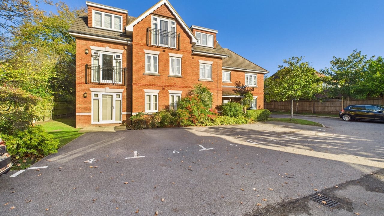 Picture No. 11 - Reading Road, Wokingham