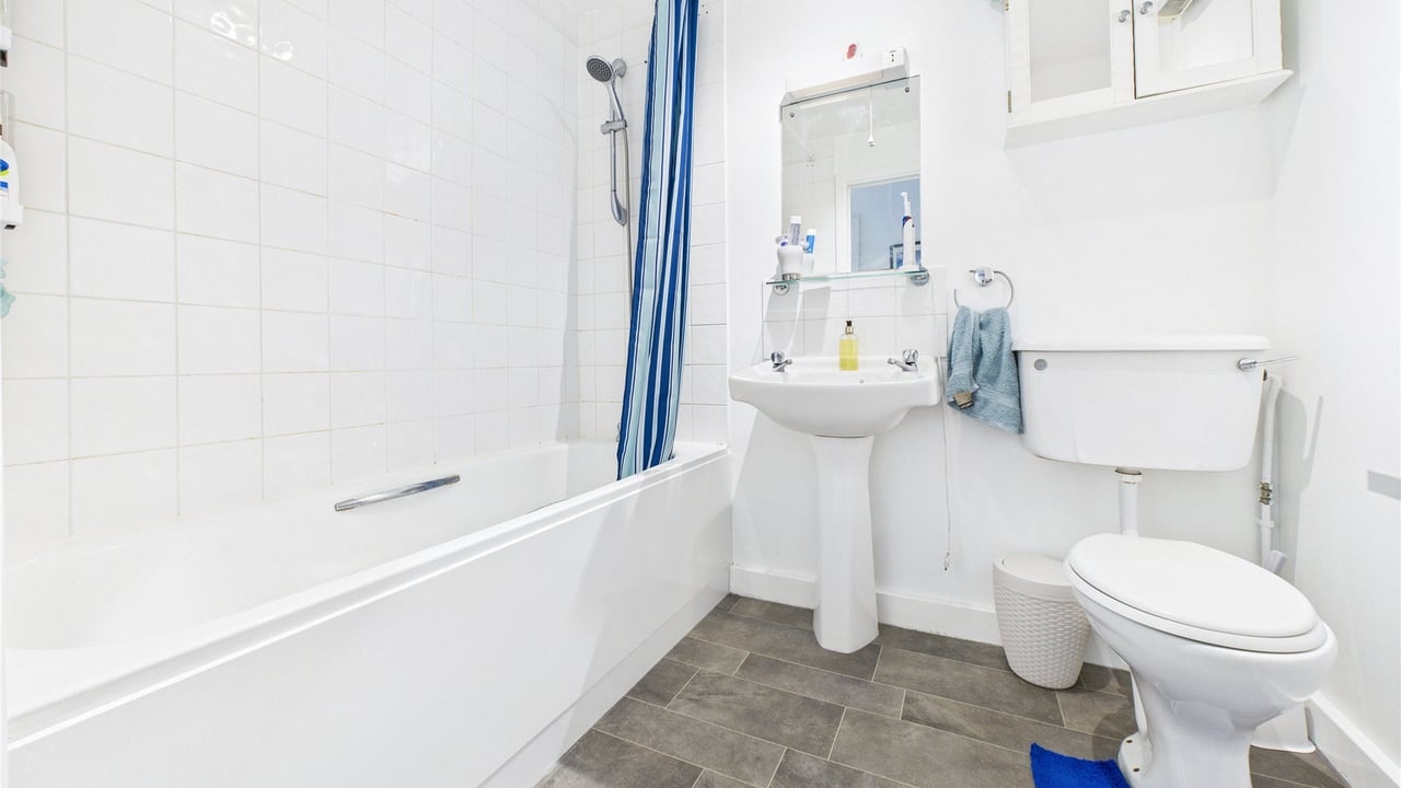 Picture No. 27 - Franklin Court, Farnborough