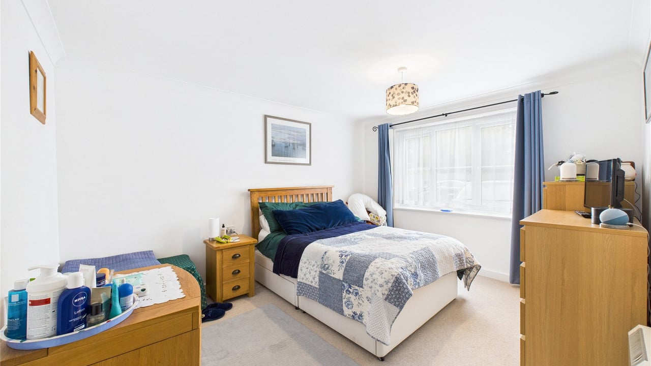 Picture No. 35 - Franklin Court, Farnborough