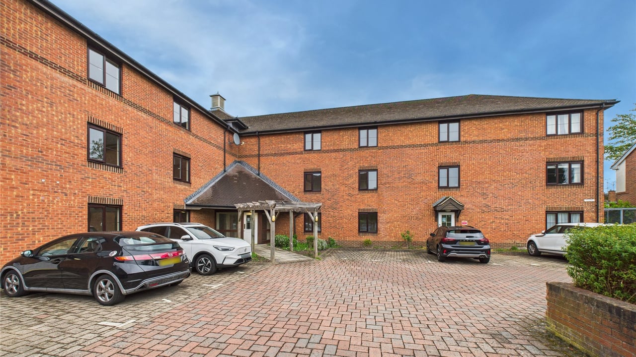 Picture No. 41 - Franklin Court, Farnborough