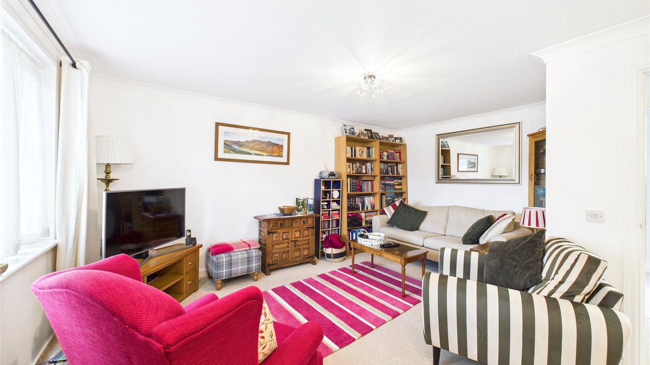 Picture No. 43 - Franklin Court, Farnborough