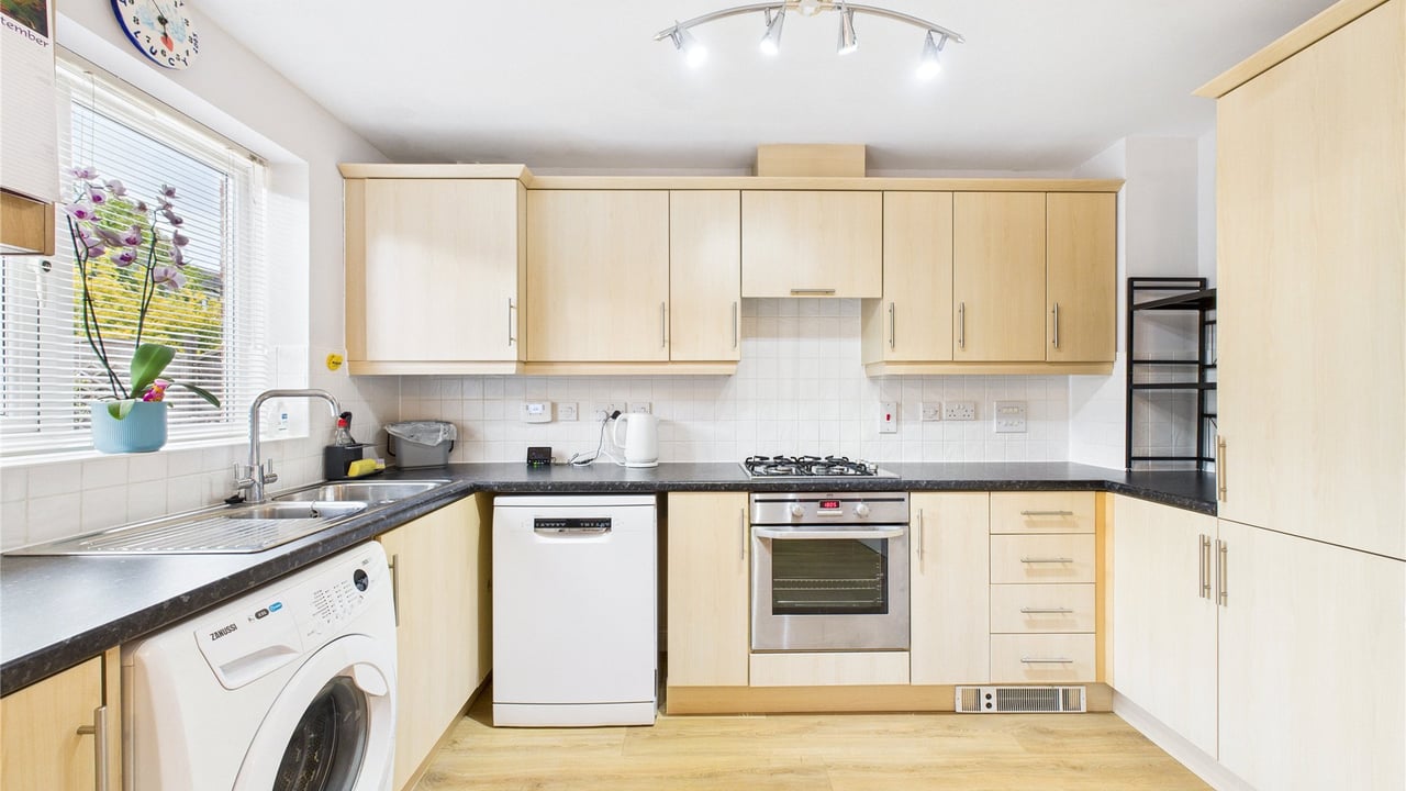 Picture No. 05 - Goddards Close, Farnborough