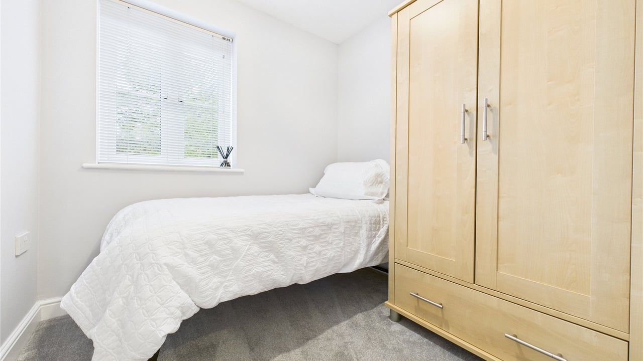 Picture No. 08 - Goddards Close, Farnborough