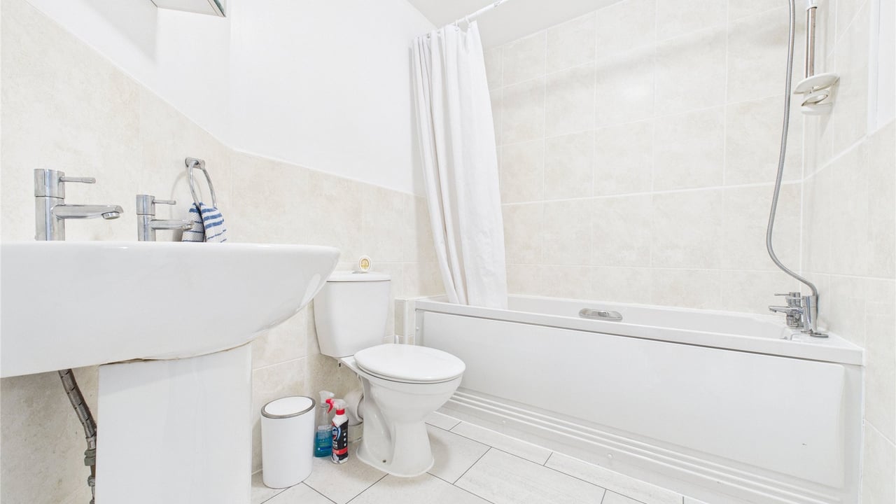 Picture No. 10 - Goddards Close, Farnborough