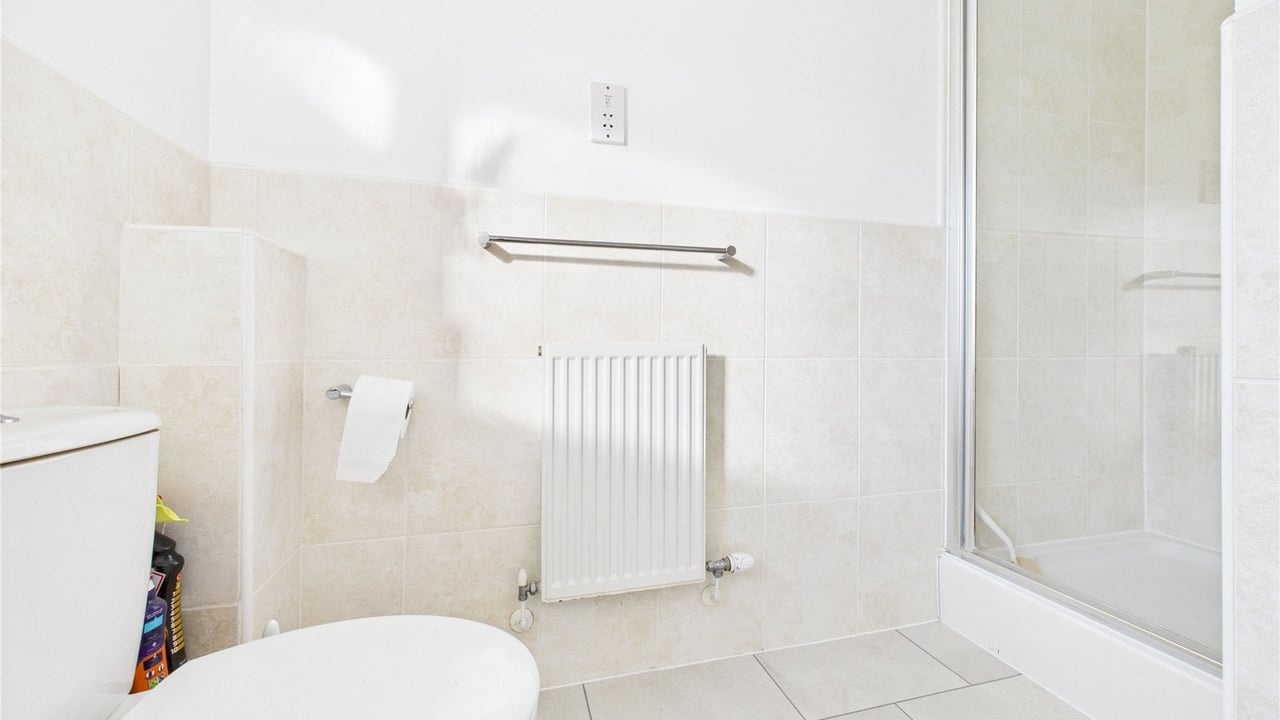 Picture No. 12 - Goddards Close, Farnborough