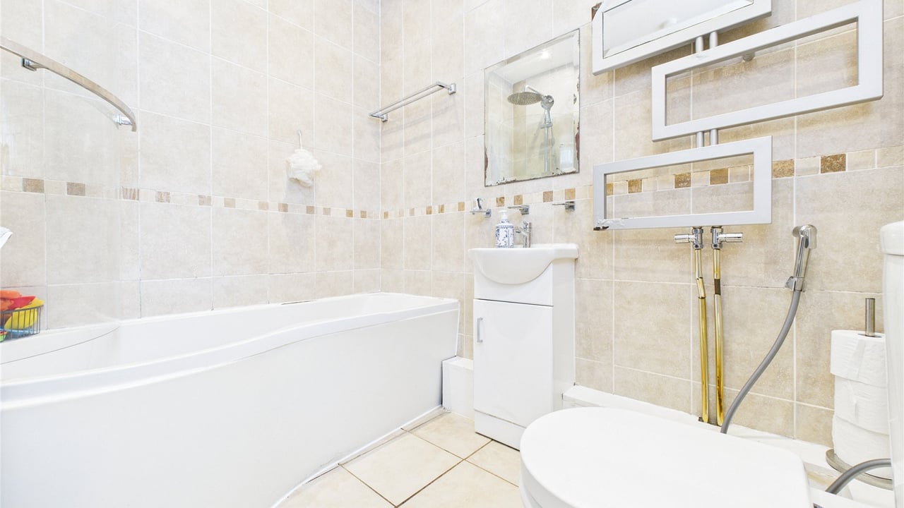 Picture No. 09 - Keith Lucas Road, Farnborough