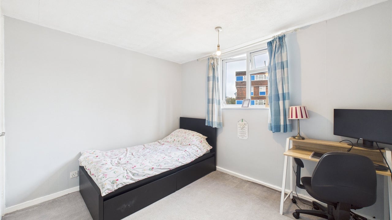 Picture No. 14 - Austen Road, Farnborough