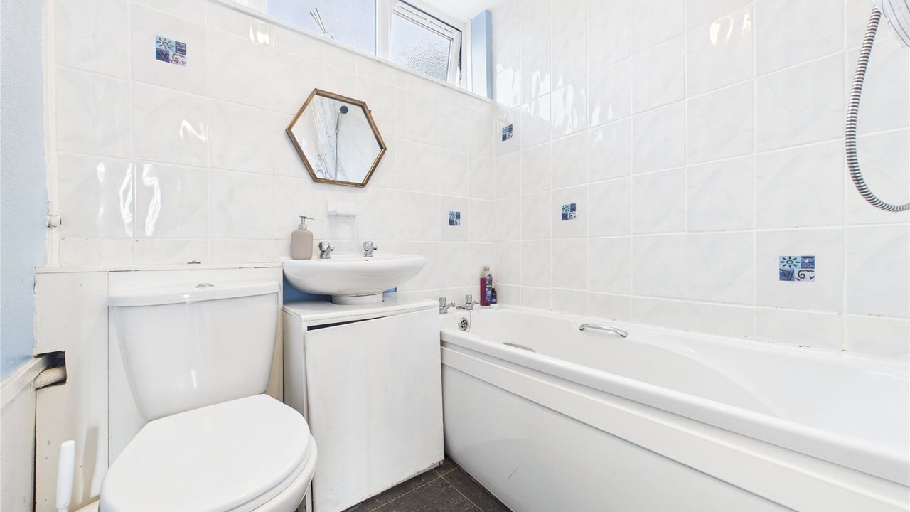 Picture No. 15 - Austen Road, Farnborough