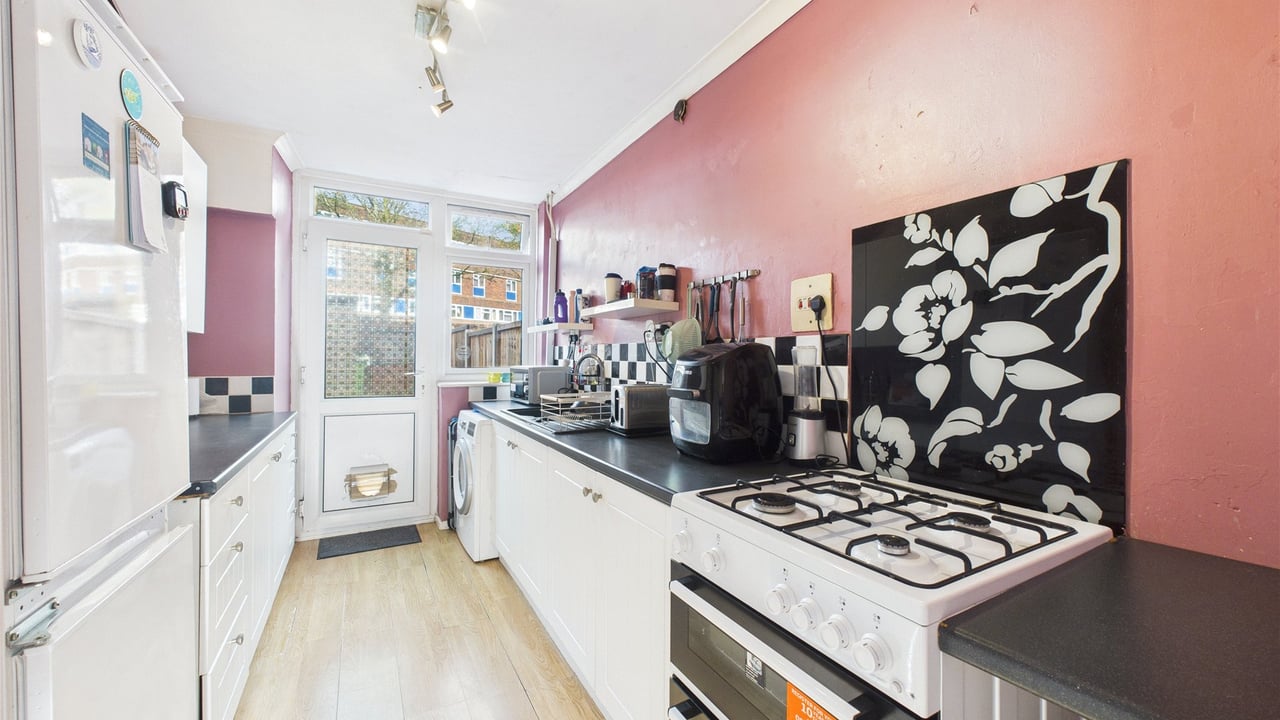 Picture No. 16 - Austen Road, Farnborough