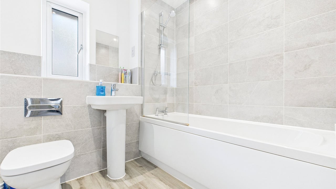 Picture No. 14 - Moorfield Place, Farnborough