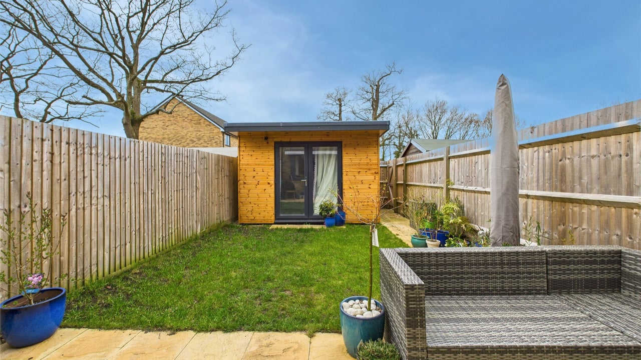 Picture No. 18 - Moorfield Place, Farnborough