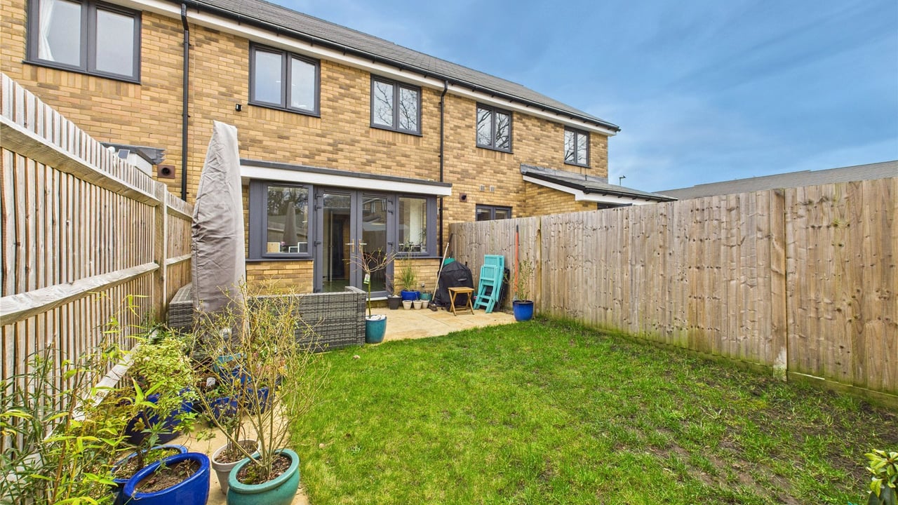 Picture No. 19 - Moorfield Place, Farnborough