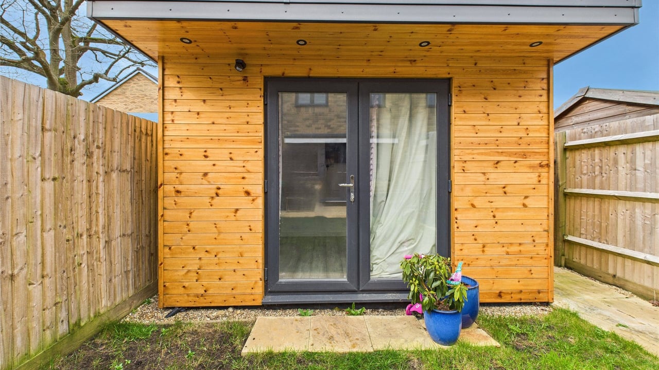 Picture No. 20 - Moorfield Place, Farnborough