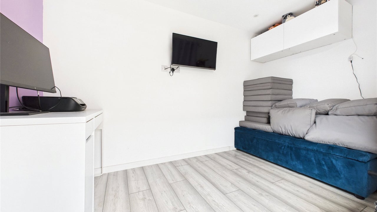 Picture No. 22 - Moorfield Place, Farnborough