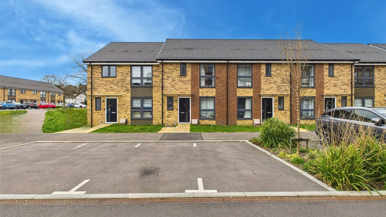 Picture No. 27 - Moorfield Place, Farnborough