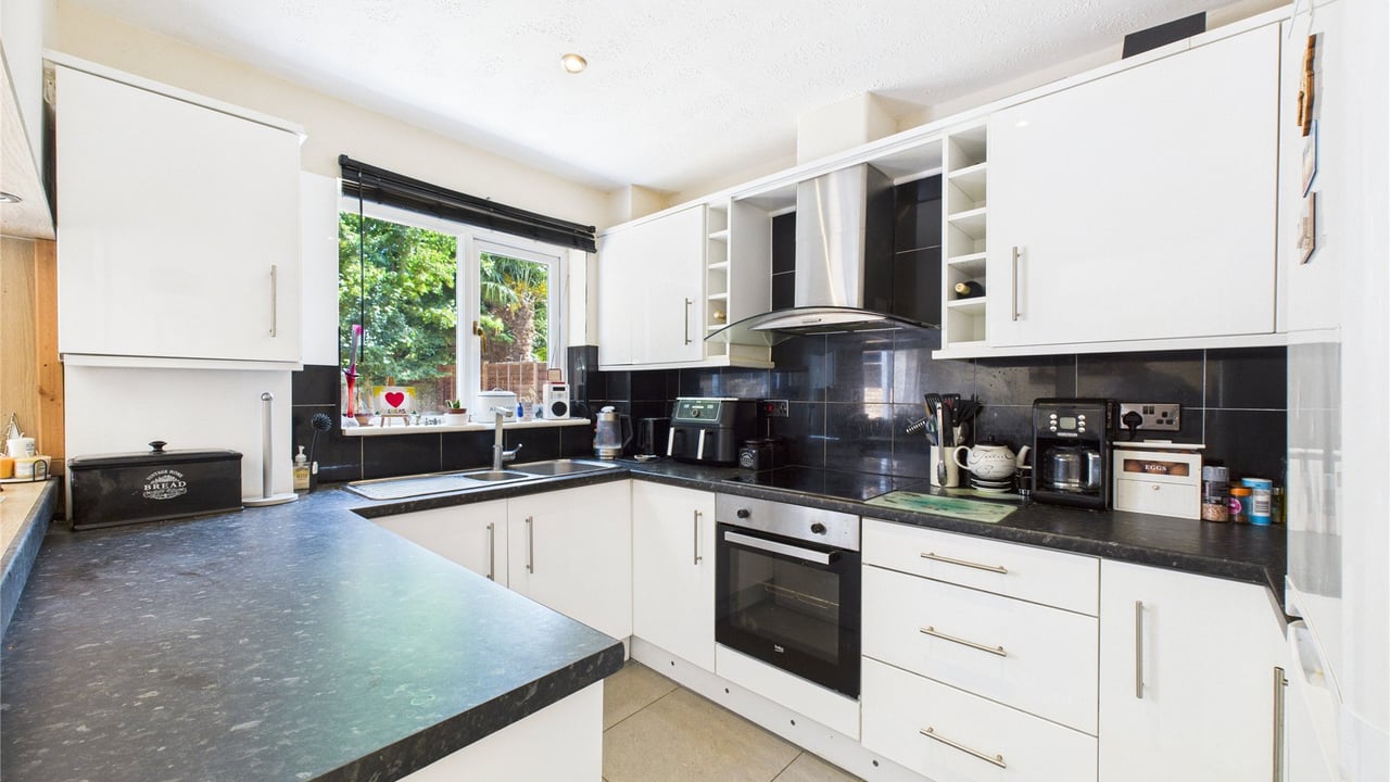 Picture No. 23 - Maskell Way, Farnborough