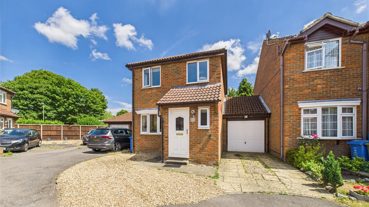 Picture No. 25 - Maskell Way, Farnborough