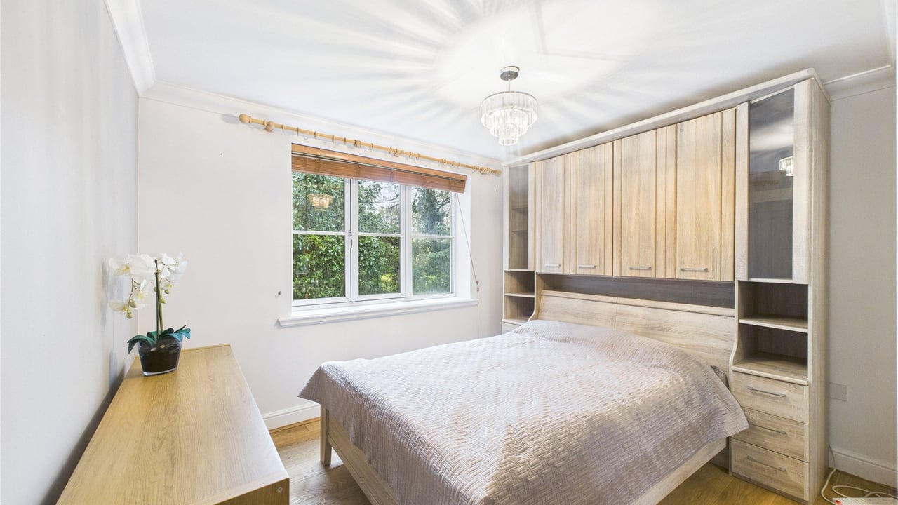 Picture No. 01 - Mallard Place, Farnborough