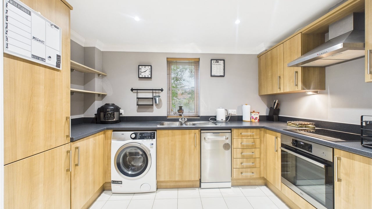 Picture No. 08 - Mallard Place, Farnborough