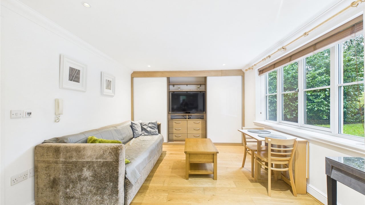 Picture No. 17 - Mallard Place, Farnborough