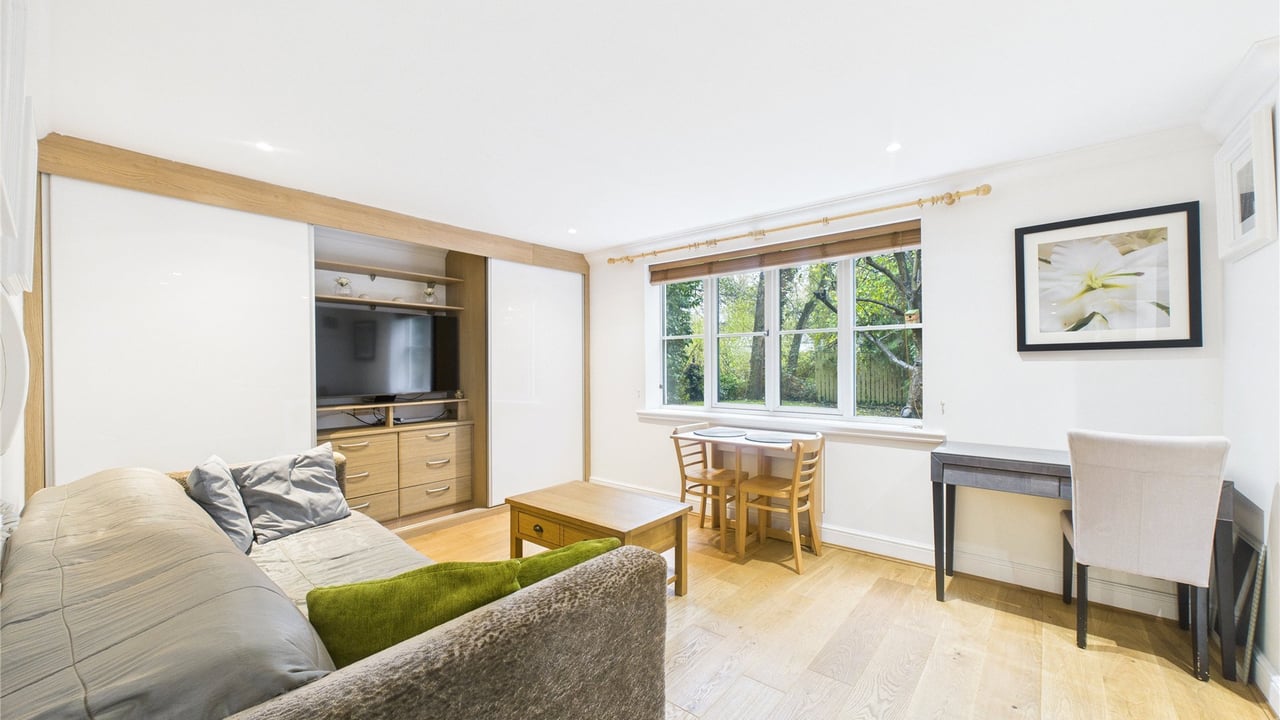 Picture No. 18 - Mallard Place, Farnborough