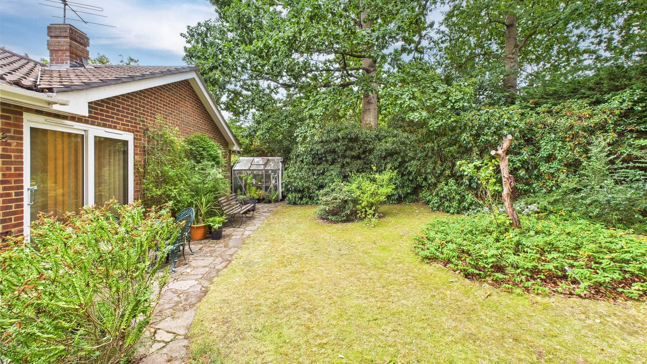 Picture No. 22 - Church Avenue, Farnborough