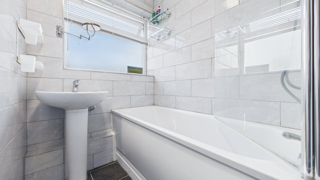 Picture No. 05 - Cody Road, Farnborough