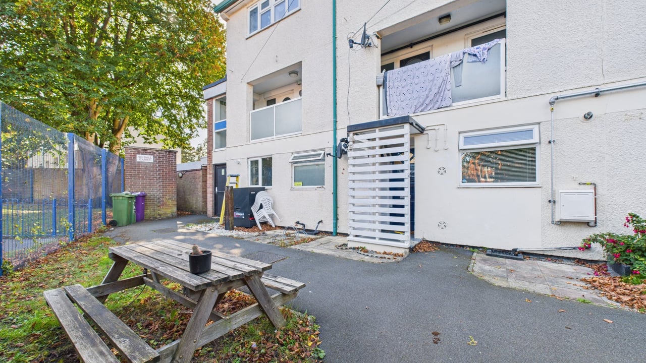 Picture No. 09 - Cody Road, Farnborough