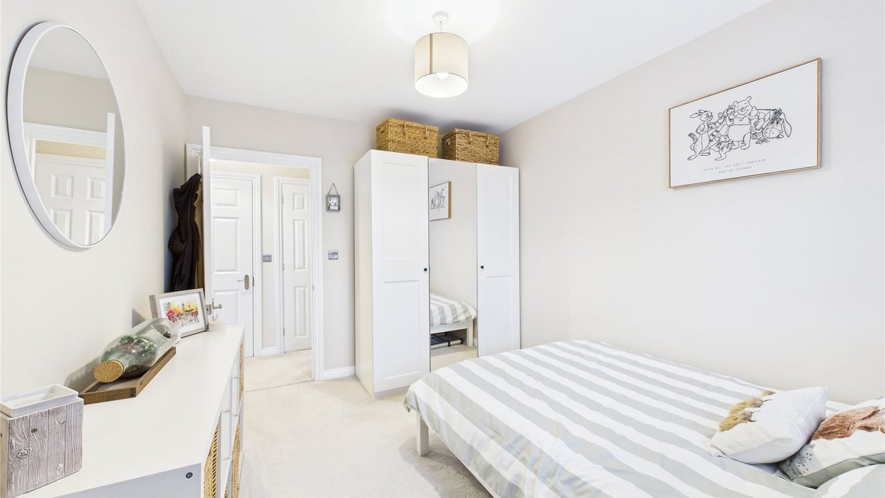 Picture No. 04 - Woodland Crescent, Farnborough