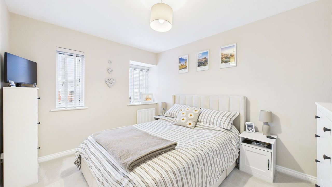 Picture No. 05 - Woodland Crescent, Farnborough