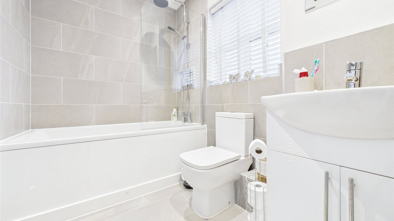 Picture No. 06 - Woodland Crescent, Farnborough