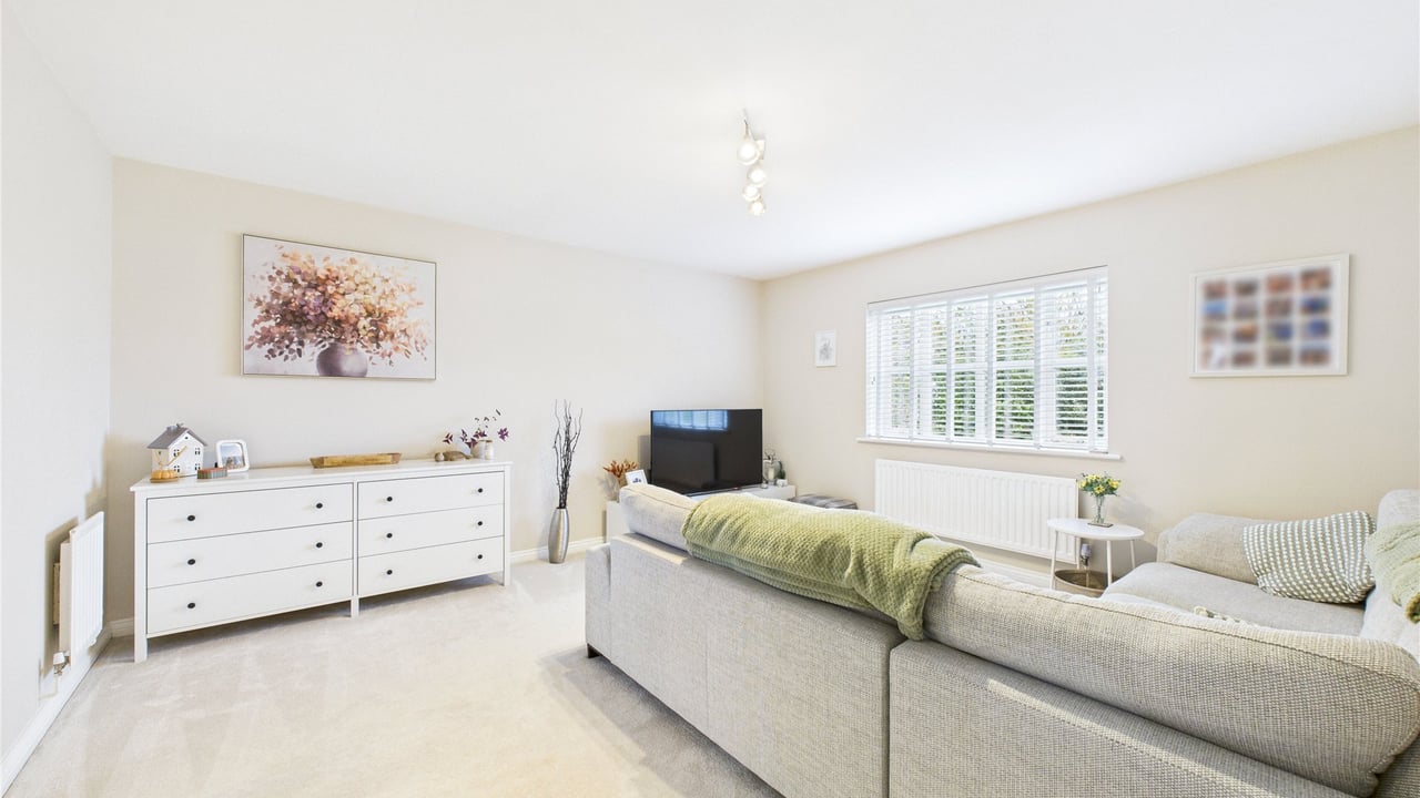 Picture No. 08 - Woodland Crescent, Farnborough