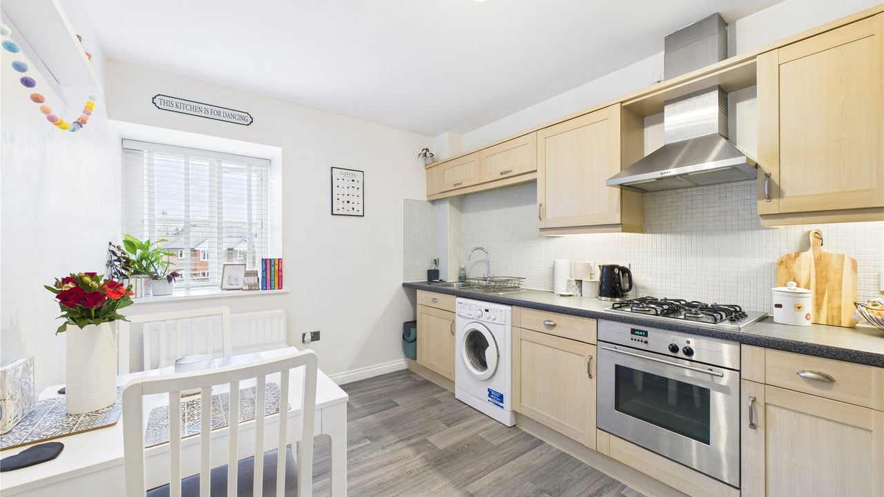 Picture No. 09 - Woodland Crescent, Farnborough