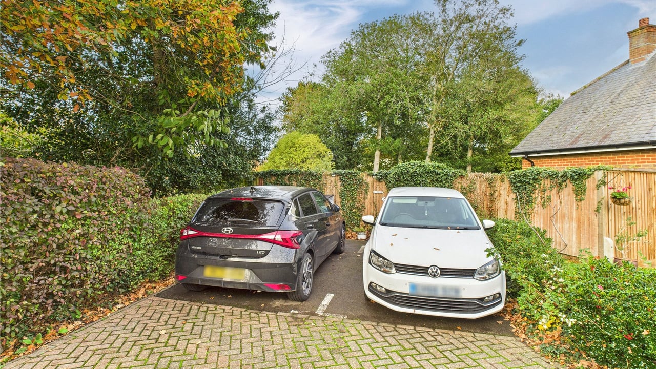 Picture No. 13 - Woodland Crescent, Farnborough