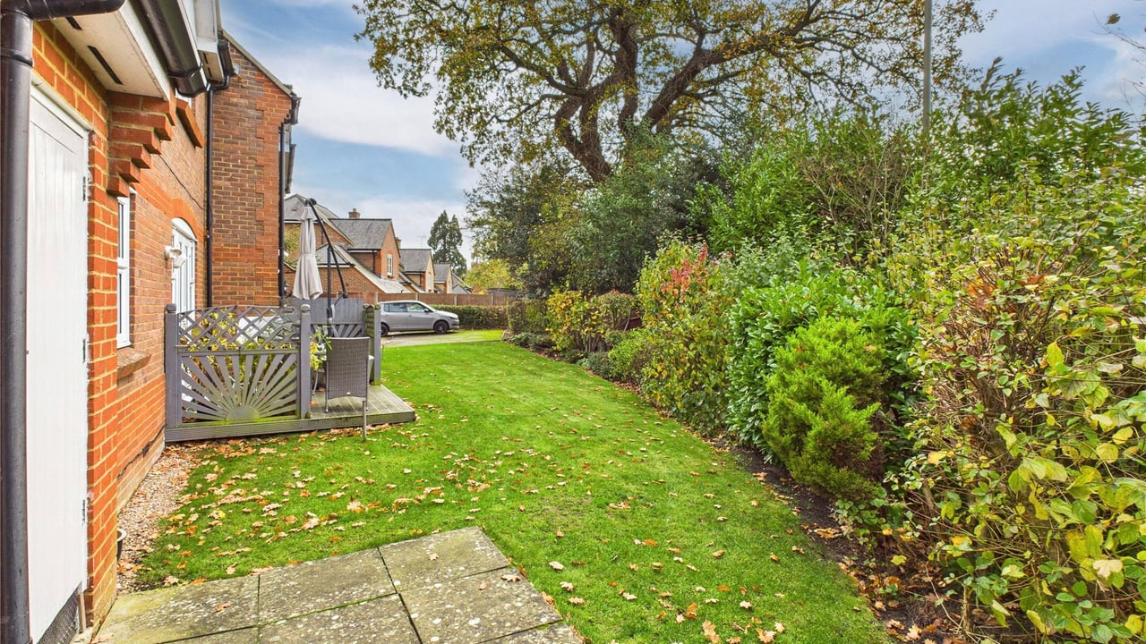 Picture No. 15 - Woodland Crescent, Farnborough